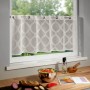 Weißes Neusser Collection Ösenpanneau 50x135 cm mit Wellenmuster am Fenster.