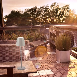 LED-Akku-Tischleuchte Euria in Greige auf Terrasse. Dimmbare Lampe für Innen & Außen.