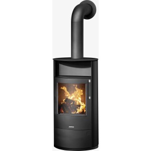 Schwarzer Justus Island 7 2.0 Kaminofen aus Stahl mit Scheitholz im Brennraum.
