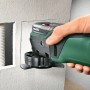 Bosch Multifunktionswerkzeug im Einsatz mit Zubehör für Boden- und Einbauarbeiten.