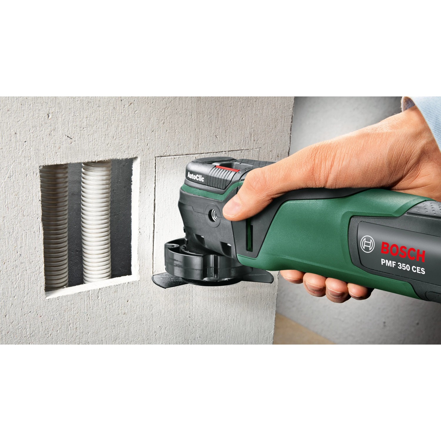 Bosch Multifunktionswerkzeug im Einsatz mit Zubehör für Boden- und Einbauarbeiten.