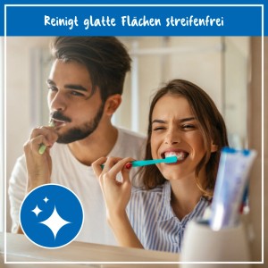 Streifenfreier Spiegel im Bad, reflektiert Paar beim Zähneputzen. Poliboy Glas & Flächen Reiniger für glatte Flächen.