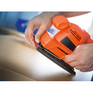 Schwingschleifer mit Schleifstreifen K120 zum Holz schleifen.