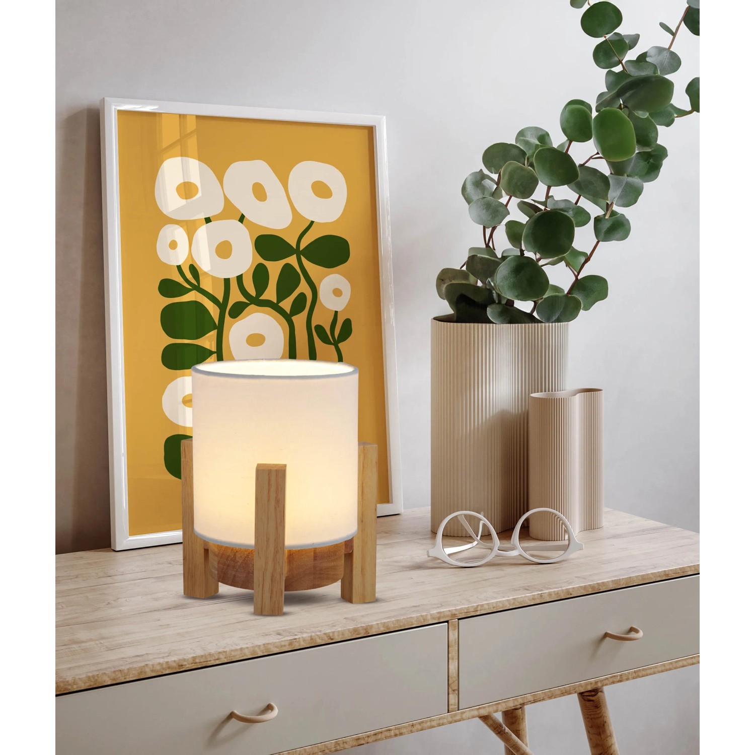Näve LED-Akkutischleuchte Madita mit Holzfuß und weißem Schirm als Stimmungslicht.