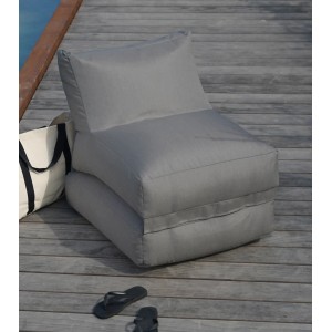 Anthrazitfarbener mokebo Outdoor Sitzsack Summerdream als Sessel auf Holzdeck.
