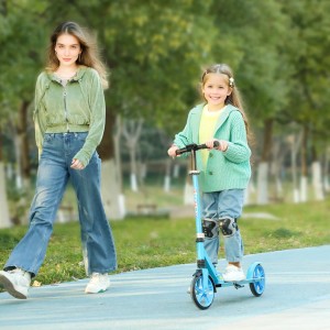 Blauer AIYAPLAY Kinderscooter mit Mädchen auf einem Weg im Park.