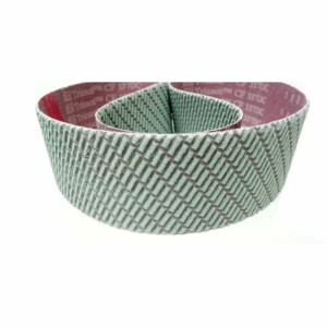 Grün-graues 3M Trizact Schleifband 50x1500 mm mit strukturierter Oberfläche, gefaltet. Zubehör für Schleifer.