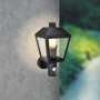 Schwarze Außenwandleuchte Vigevano mit Sensor aus Aluminium-Druckguss an einer Wand.