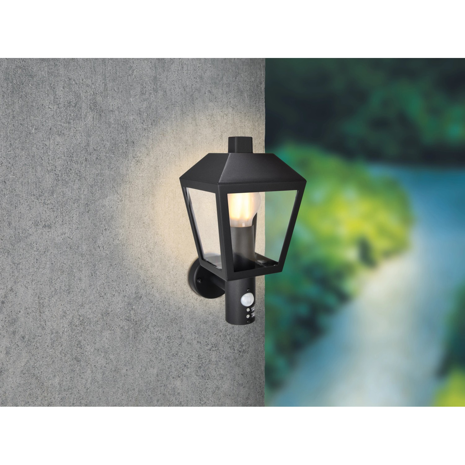 Schwarze Außenwandleuchte Vigevano mit Sensor aus Aluminium-Druckguss an einer Wand.