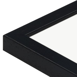 Detailansicht: Schwarzer WANDStyle Galerierahmen für 3 Fotos, Holz mit Maserung.