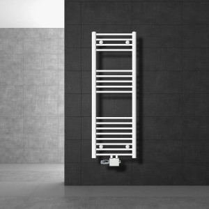 Weißer ECD Germany Badheizkörper, 400x1200mm, gerade, mit Thermostat und Eckventil für Universalmontage.