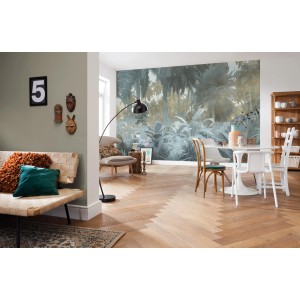 Komar Vlies Fototapete Misty Jungle (400x250 cm) im Wohnzimmer mit Dschungelmotiv.