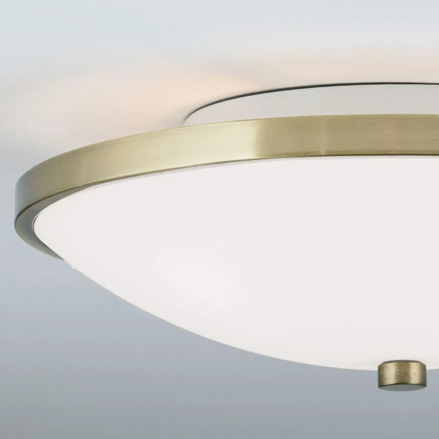 Antike Orion Aida Deckenleuchte, Ø 40cm, mit opalweißem Glasschirm und Messingfassung.