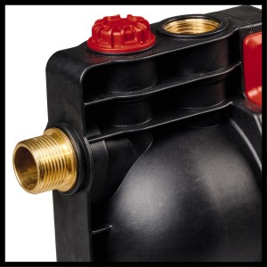 Detailaufnahme der Einhell Akku-Gartenpumpe Aquinna 18/28 mit Gewindeanschluss und rotem Verschluss.