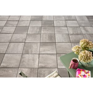 Verlegte Catania Terrassenplatten in Graualpin-Nuanciert, 40x40 cm, mit Tisch und Dekoration.