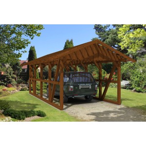 Skan Holz Carport Schwarzwald Nuss mit Dachlattung und Auto im Garten.