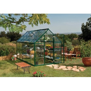 Grünes Palram Canopia Gewächshaus 5,7 m² mit Fundamentrahmen im Garten.