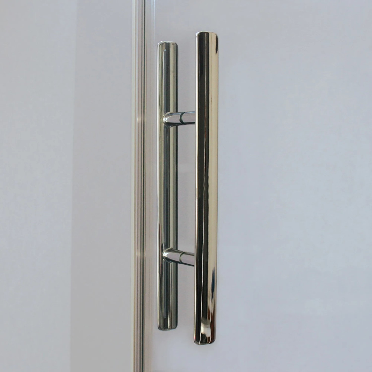 Detailaufnahme: Breuer Drehtür Europa Design mit Chromgriff und Klarglas.
