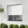 Weißer Rollladen mit Avosdim Einlauftrichter für SDZ Rollläden am Fenster.