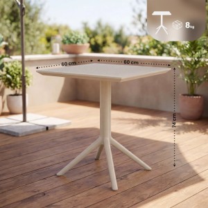 Taupefarbener CLP Klapptisch Sky aus Kunststoff, eckig, 60x60x74 cm, auf Holzterrasse. Robuster Gartentisch.