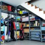 Graues Metall-Boden Baukastensystem (60x50cm) als Regal mit diversen Gegenständen.