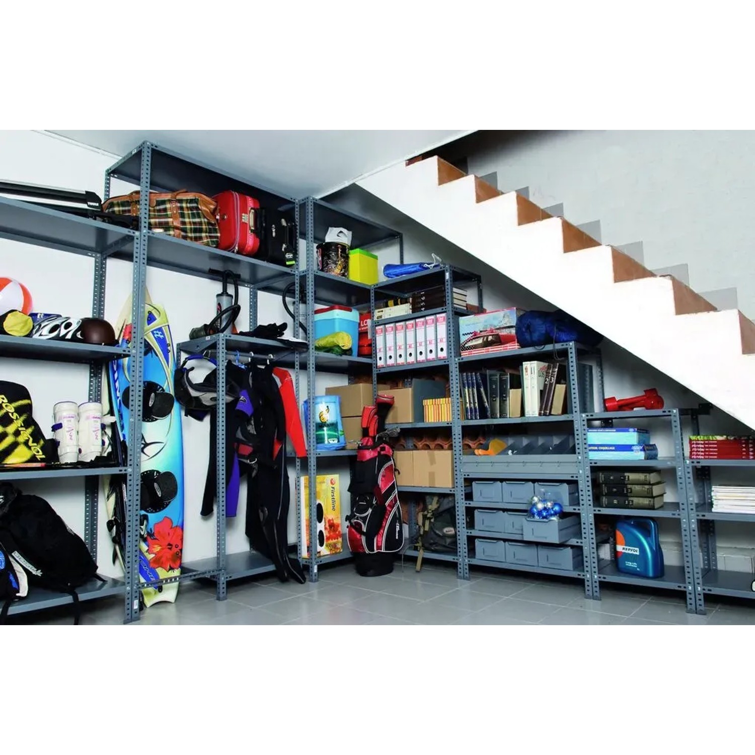 Graues Metall-Boden Baukastensystem (60x50cm) als Regal mit diversen Gegenständen.