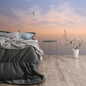 Fototapete Wolken in Blau, Weiß und Grau von PROFHOME im Schlafzimmer.