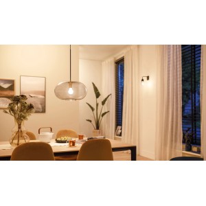 Philips Smart LED Lampe E27, 7W, matt, tunable white, in Wohnraum mit Esstisch und Pendelleuchte.