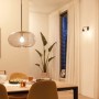 Philips Smart LED Lampe E27, 7W, matt, tunable white, in Wohnraum mit Esstisch und Pendelleuchte.