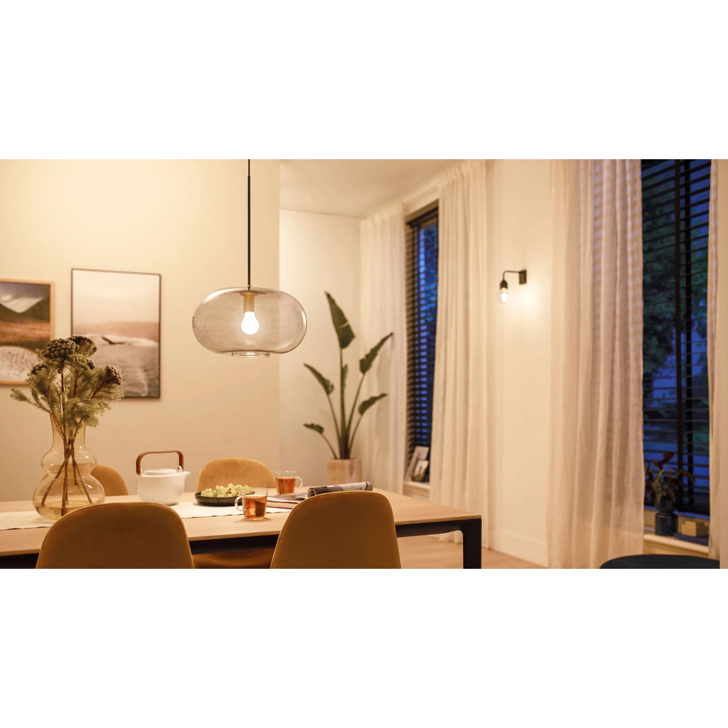 Philips Smart LED Lampe E27, 7W, matt, tunable white, in Wohnraum mit Esstisch und Pendelleuchte.