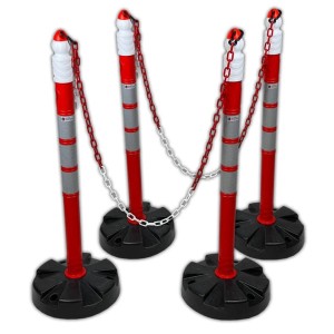 UvV Quad 4er Set Kettenpfosten mit rot-weißer Absperrkette. Kettenständer für Absperrbänder.