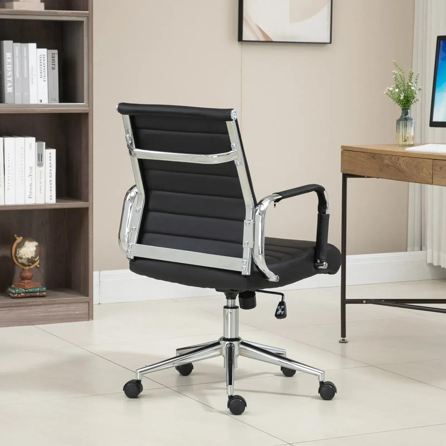 Svita Office Comfort Bürostuhl, schwarzes Kunstleder, niedrige Rückenlehne, Chromgestell.