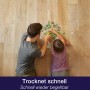Vater und Kind puzzeln auf gereinigtem Parkettboden. Bona Parkettreiniger für saubere Böden.
