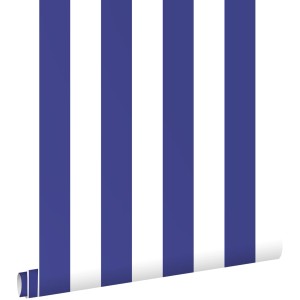 ESTAhome Vliestapete mit blauen und weißen vertikalen Streifen, teilweise abgerollt. Moderne Wanddekoration.