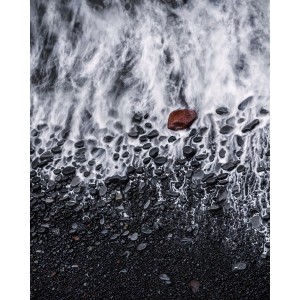 Komar Fototapete Red Rock: Schwarz-weißer Strand mit rotem Stein und Gischt, 200x250 cm.