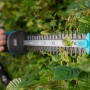 Gardena Elektro-Heckenschere EasyCut 420/45 im Einsatz beim Heckenschnitt.