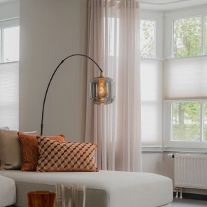 Elegante QAZQA Bogenlampe Zuzanna in Schwarz und Gold mit Rauchglas-Schirm im Wohnraum.