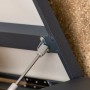 Nahaufnahme des Deckeldämpfers einer anthrazitfarbenen Mülltonnenbox aus verzinktem Stahl. Zeigt den robusten Mechanismus der Mülltonnenverkleidung.