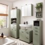 Badezimmer mit Wandregal Schildmeyer Palermo in Pistazie, Waschtischunterschrank und Hochschrank.