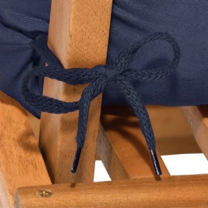 Dunkelblaue Befestigungsschnüre der Beautissu Hochlehner-Auflage am Holzstuhl, für sicheren Halt.