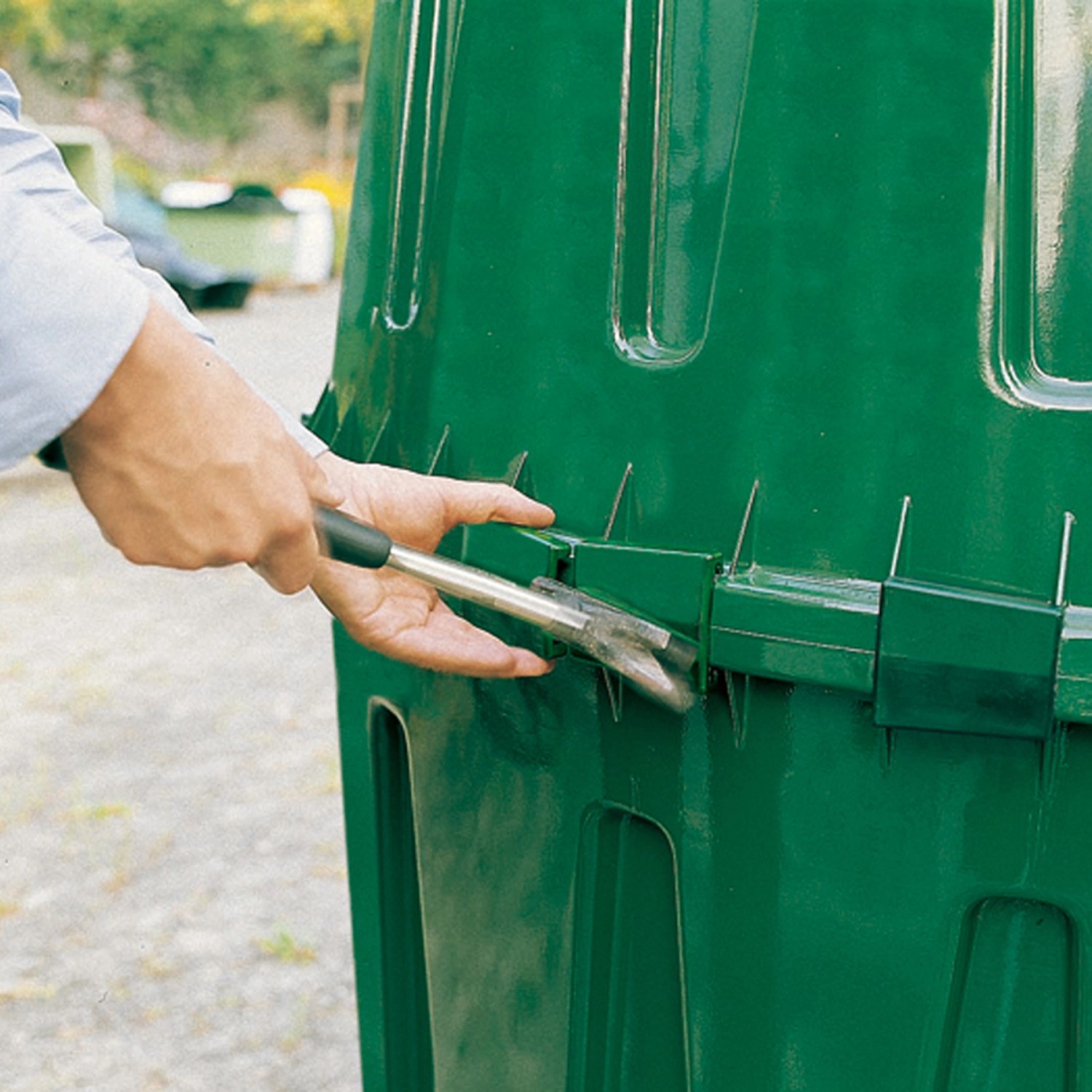 Aufbau der grünen Garantia Zisterne Herkules 1600 l mit Werkzeug.