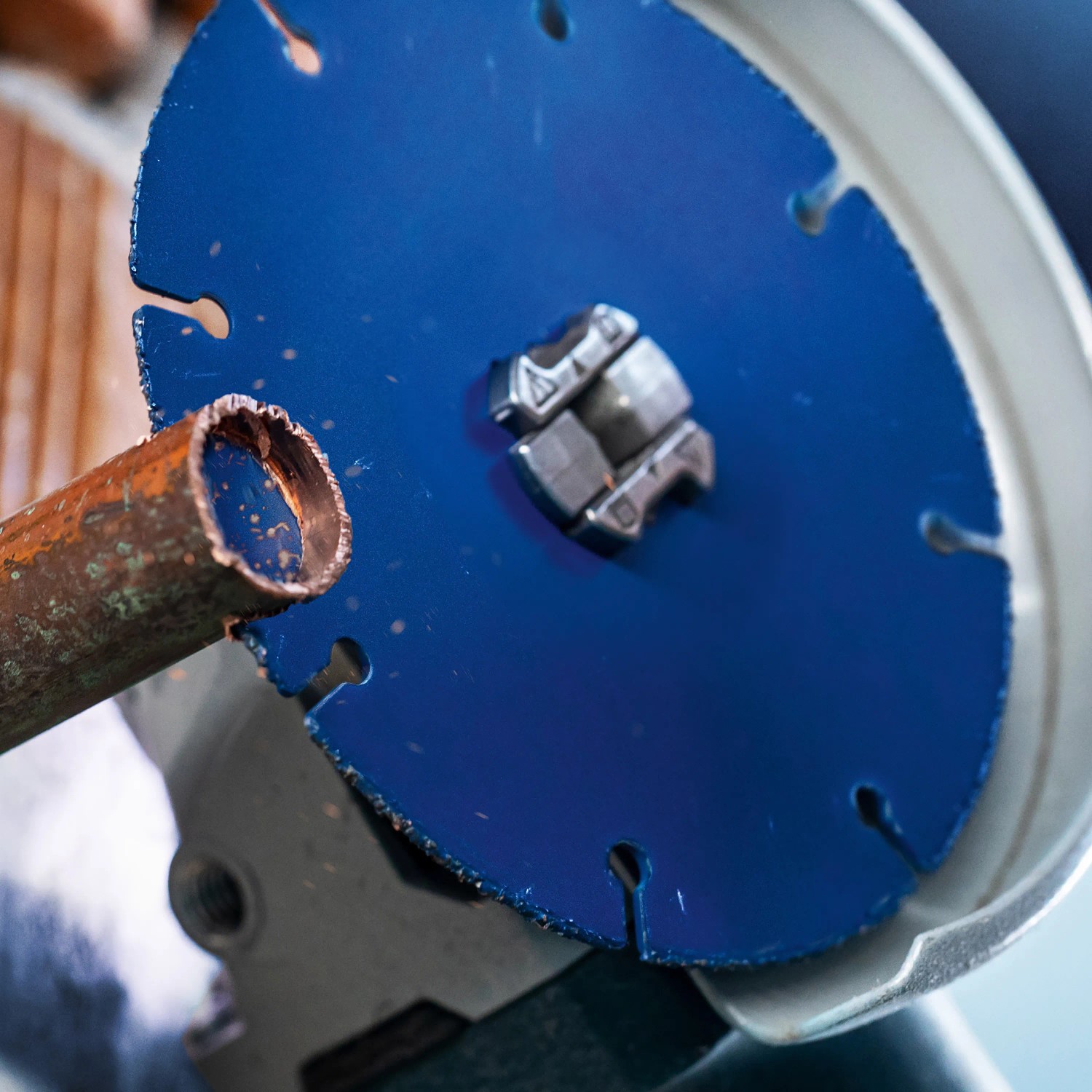 Bosch Expert Carbide Multi Wheel Trennscheibe (Ø 125 mm) beim Schneiden eines Rohrs mit einem Winkelschleifer.