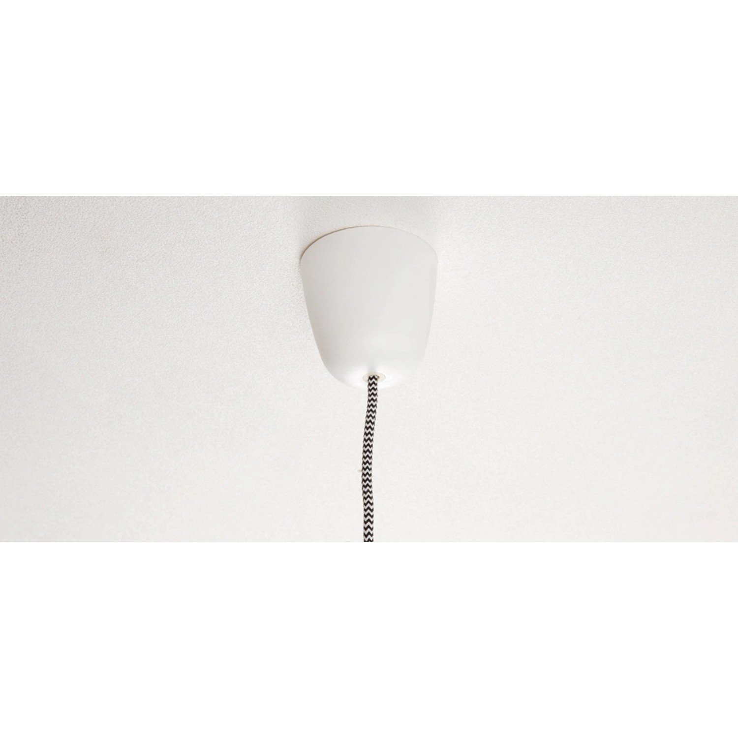 Weißer Fischer Klebehaken mit grauem Kabel an einer Decke befestigt.