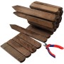 Dunkelbrauner Holz Rollzaun als flexible Beeteinfassung und Rasenabgrenzung. Kiefernholz, mit Draht verbunden.