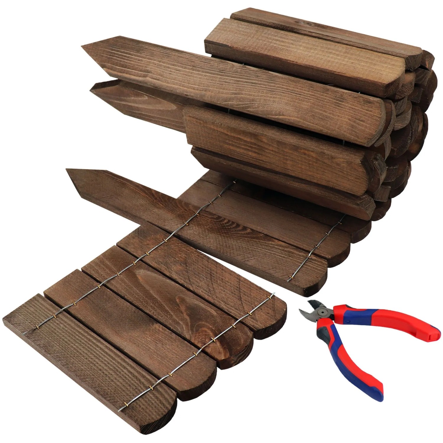 Dunkelbrauner Holz Rollzaun als flexible Beeteinfassung und Rasenabgrenzung. Kiefernholz, mit Draht verbunden.