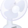 Weißer Tischventilator, Ø 30 cm, mit Metallschutzgitter und drei Geschwindigkeitsstufen.