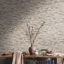 AS-Creation Vliestapete Steinoptik beige-braun an Wand hinter Esstisch.