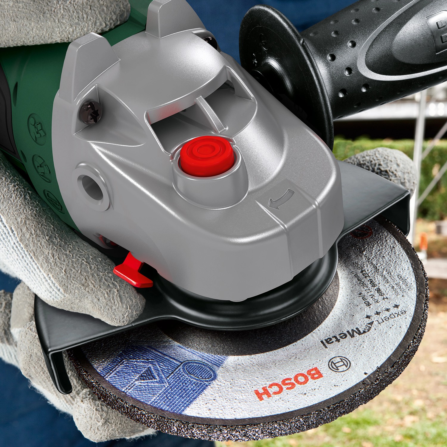 Bosch Akku-Winkelschleifer Universal Grind 18V-75 Solo (125mm) in Aktion, Nahaufnahme.