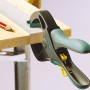 Wolfcraft Ratschenspannzwinge FZR 5 cm beim Spannen eines Holzstücks mit Lineal und Bleistift.