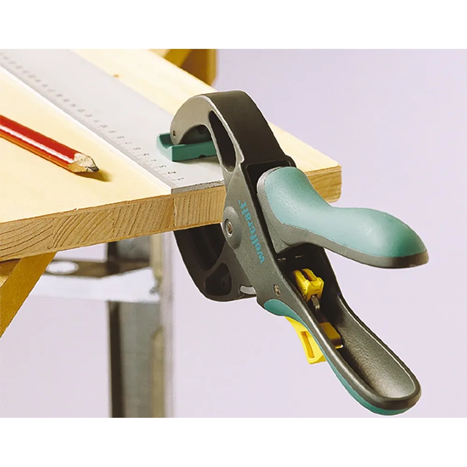 Wolfcraft Ratschenspannzwinge FZR 5 cm beim Spannen eines Holzstücks mit Lineal und Bleistift.